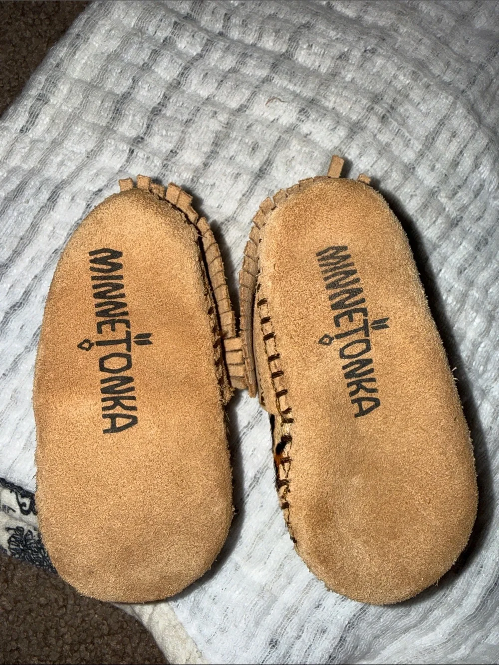 Minnetonka Kids Leopard Print Fringe Moccasins - Tan/Brown